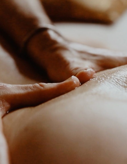 Une formation de massage tantrique qui masse le dos